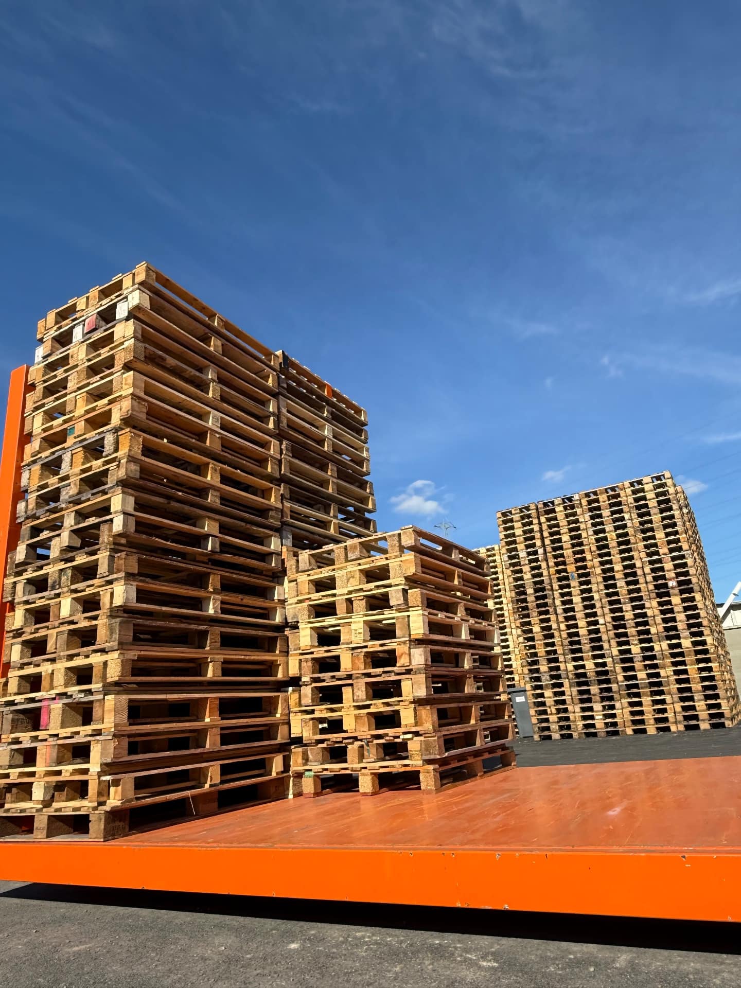 Palettes bois empilées prêtes au recyclage à Toulouse - Palettes 31